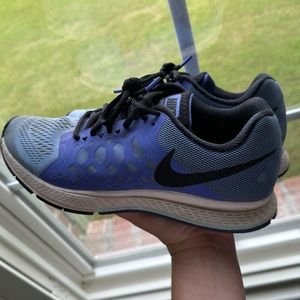 Women’s blue Nike shoe size 8 1/2